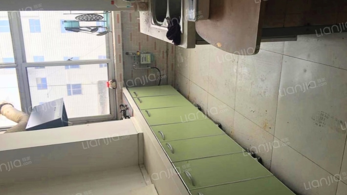 此房子满五唯一， 税费低，南北通透视野好。-厨房