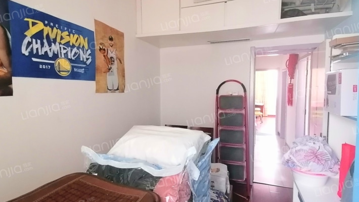 此房有本满五年，房本交易，南北通透格局，-卧室C