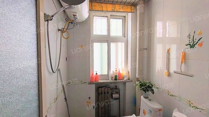 集中供暖步梯房  采光好 户型方正  出行方便-卫生间