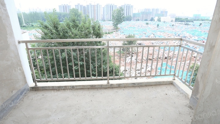 龙润康城 5、6复式 4室     2卫毛坯房-阳台