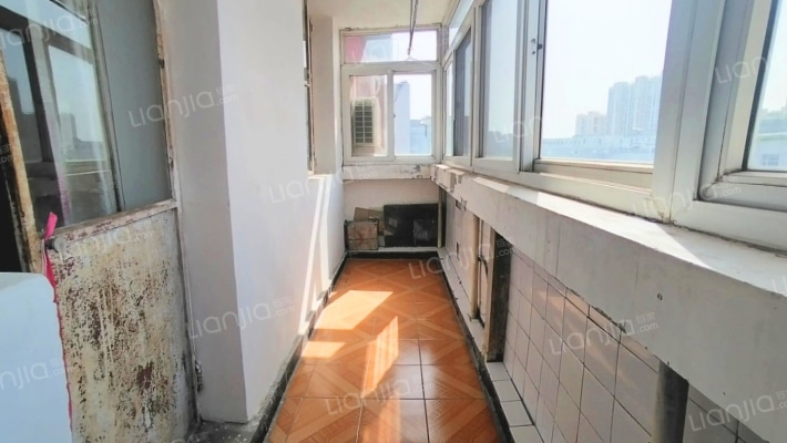 此房满五税费低，采光好 ，购物医疗方便-阳台