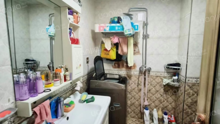 南北通透三居 楼层好 拎包入住 房本满五唯一，税费低-卫生间