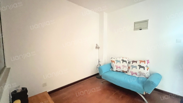 联合六号院 联排别墅 集中供暖 车位免费-客厅B