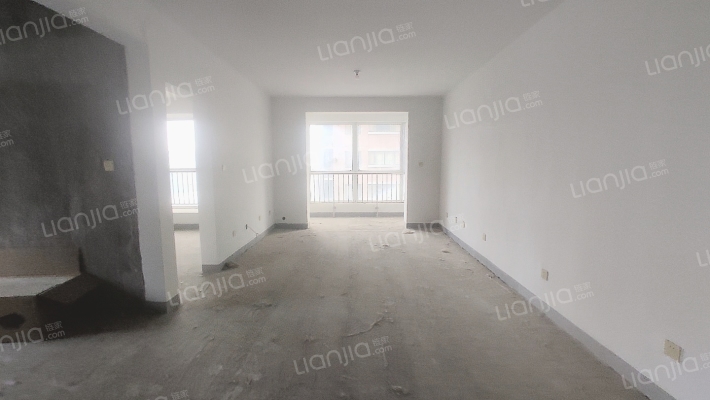 南北通透大四居  名厨明卫，房证满二，公交直达-客厅