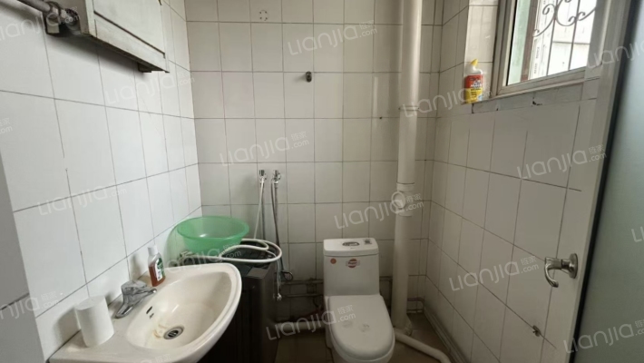 新安小区 5室2厅 南 北-卫生间B