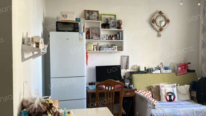 出门就是菜市场，距离二康500米，采光充足，视野好-餐厅