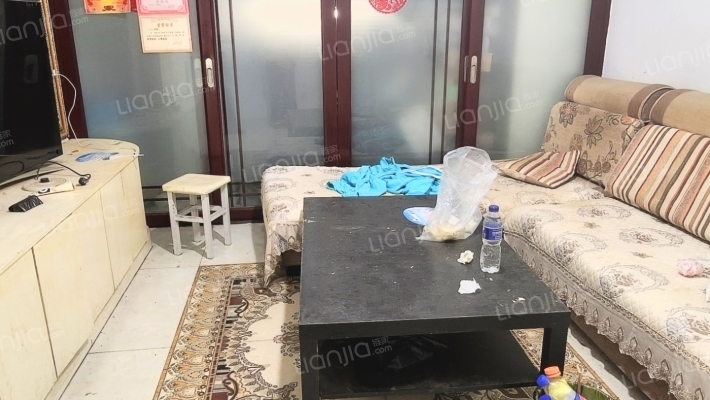 小区自带双会所、社区医院，生活便捷无忧。-客厅