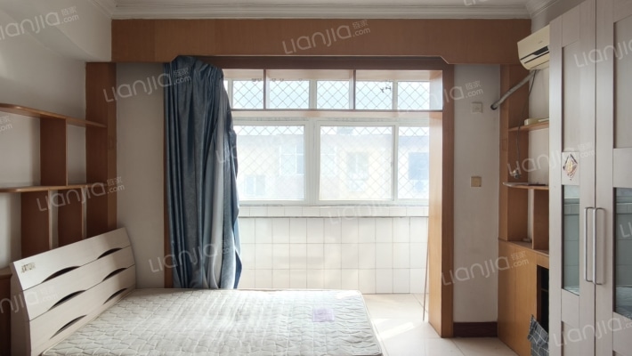 此房为，南北通透采光充足。集中供暖，停车位充足。-卧室C