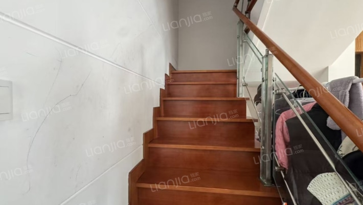 德信公园旁边 跃层户型方正 集中供暖 生活方便-楼梯间