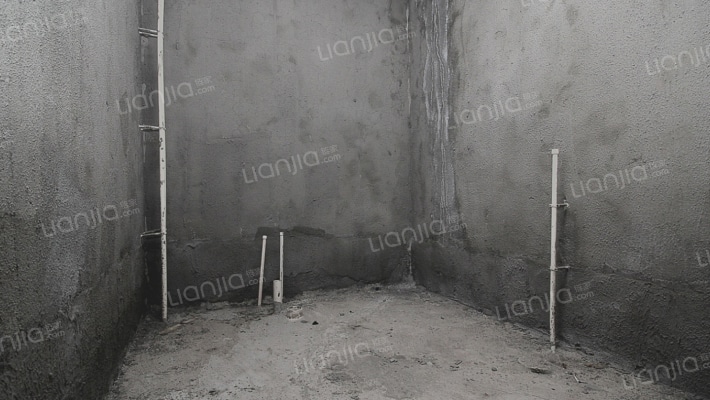 理想湾下叠拼带南北院子和地下室，带车位，位置安静-卫生间B