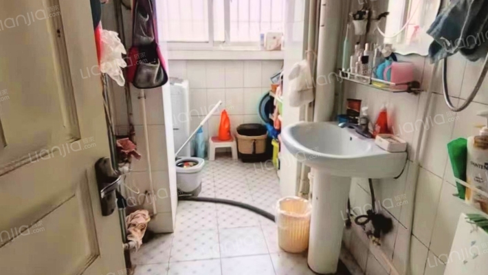 此房在涿州市医院北侧，东大街西侧，小区安静配套齐全-卫生间