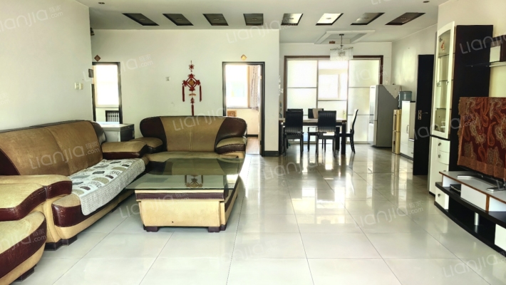 范阳路主干道，集中供暖大三居，配套齐全-客厅