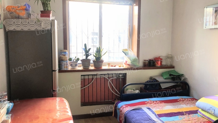 此房南北通透户型，采光好，社区停车方便-卧室A