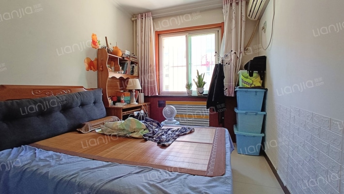 精装修，南北通透格局，中间楼层 停车位充足 交通便利-卧室A