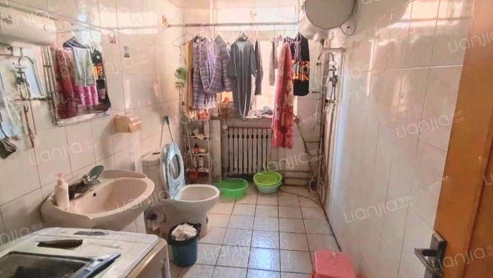 好房推荐 桃园区 板楼2层 南北通透大三居 带地下室-卫生间A