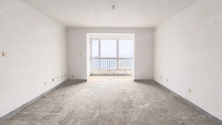 急售南北向大三居，双卫毛坯，价格美丽-客厅