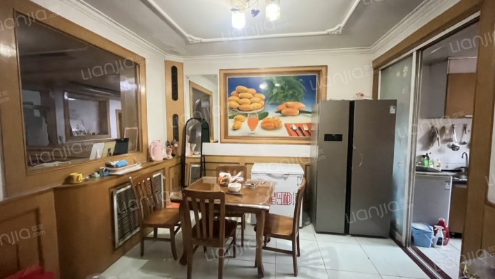 县府小区 三居 有小房 有固定车位-餐厅