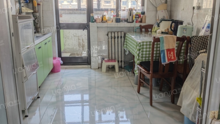 居住环境安静 板楼使用面积大 税费低-餐厅