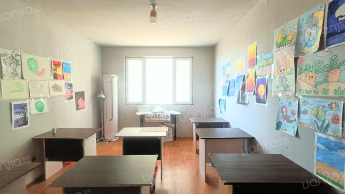 南北通透两居室，户型方正，中间楼层。-卧室A