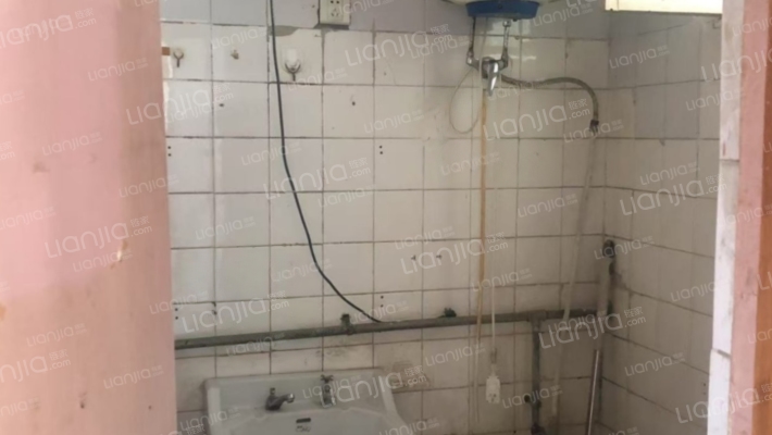 范阳主路， 楼间距大， 采光充足， 户型方正，税低-卫生间