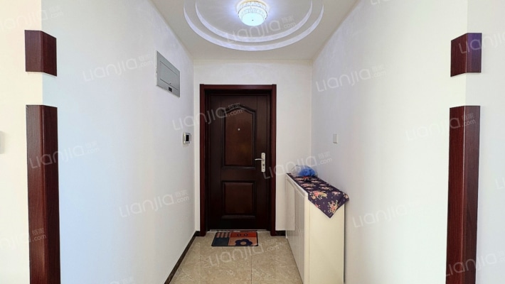 从幼儿园到高中师资充足，教学品质优.-门厅