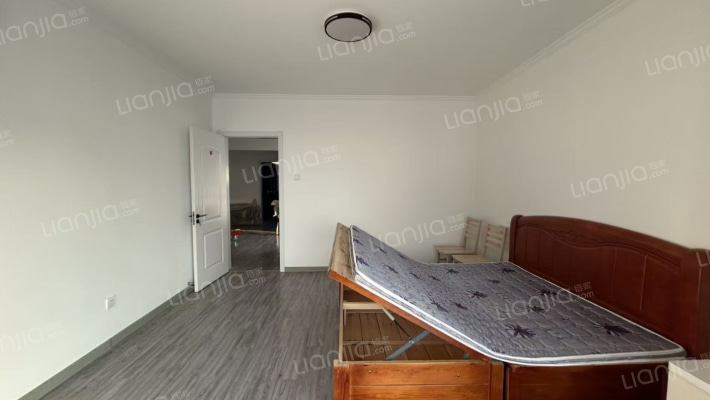 华阳路集中供暖电梯房 中高楼层，三居室-卧室A