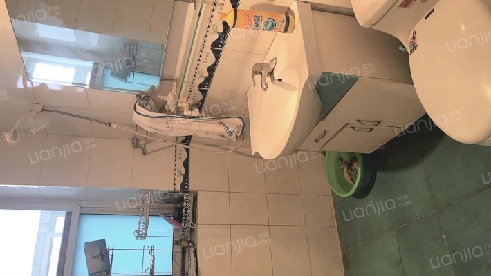 此房子满五唯一， 税费低，南北通透视野好。-卫生间