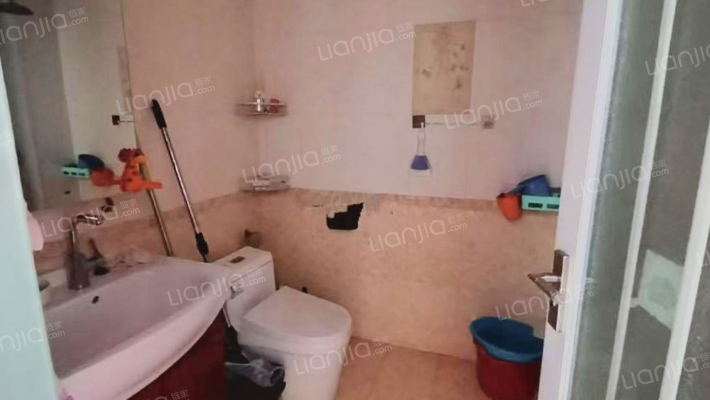 精装修两居，位置好，中间好楼层。-卫生间