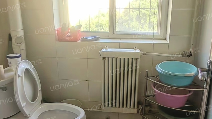 市区中心，南北通透大两居，采光好，出行便利-卫生间