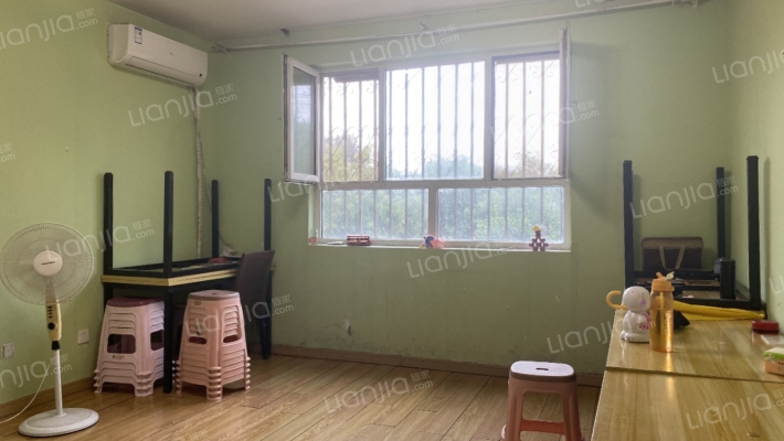 开发区 双语 南北2居低楼层 满二 带装修 拎包入住-客厅