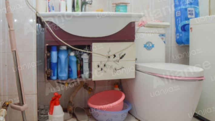 火车站 南北通透小两居 简单装修 业主急售-卫生间