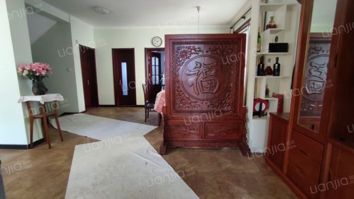 房主出国诚意出售闲置别墅，院子大，带装修拎包入住-玄关