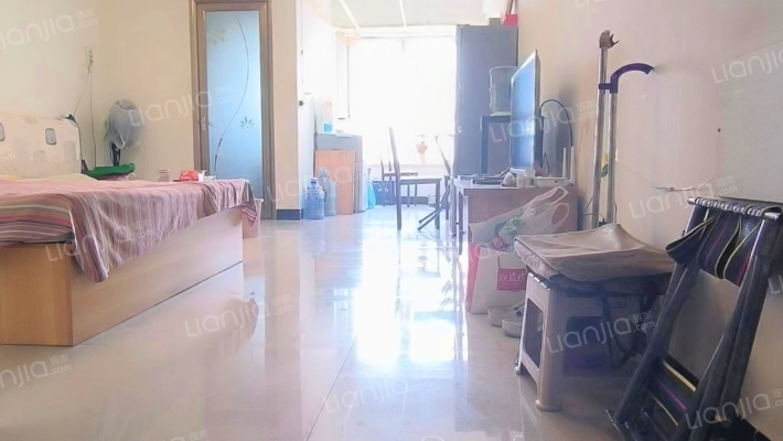 业主诚心出售，广场  旁 1居，到手可收租金。-卧室