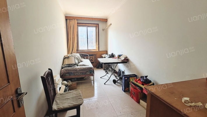 东兴小区，满五唯一，中间楼层，采光好视野好，简装。-卧室B