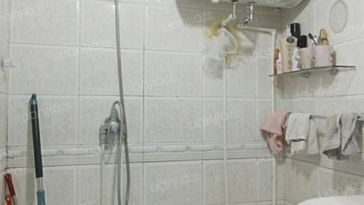 此房为南北通透户型，中间楼层，户型方正，公摊小。-卫生间