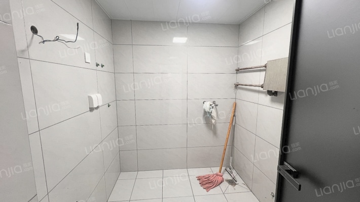 板楼，公摊小，南北通透两居，无遮挡，采光很好-卫生间