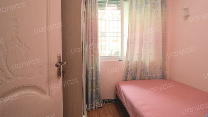 房装修简单，温馨，户型方正，边配套设施齐全-卧室A
