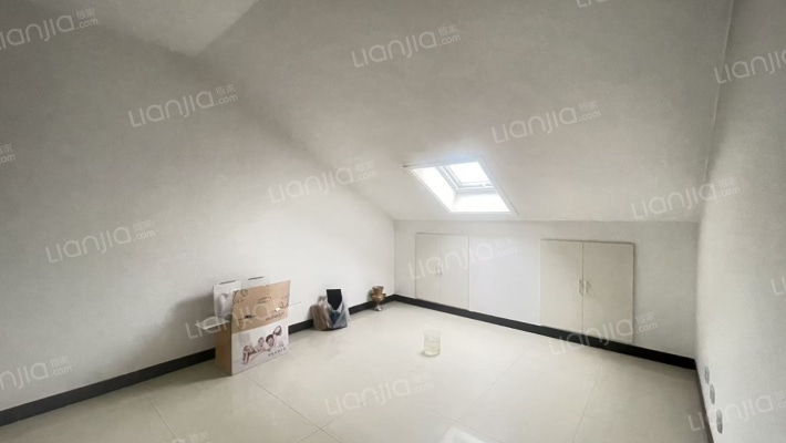 双拼别墅，精装修，园区环境优美-卧室E