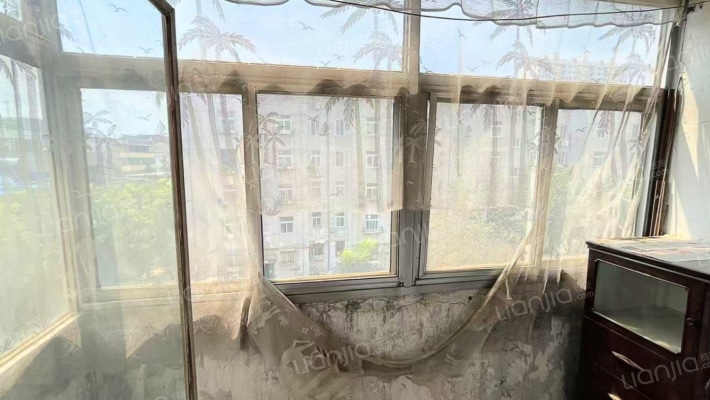 小区内有两个活动广场 停车免费-阳台