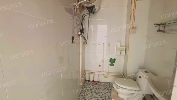 南向小两居，简单装修，拎包入住，好楼层视野好。-卫生间