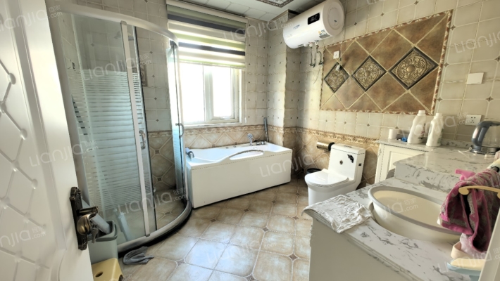 南北通透的联排别墅，品质社区，绿化好，没有遮挡.-卫生间B