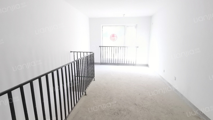 狮子城下跃户型，下沉花园，满二-客厅