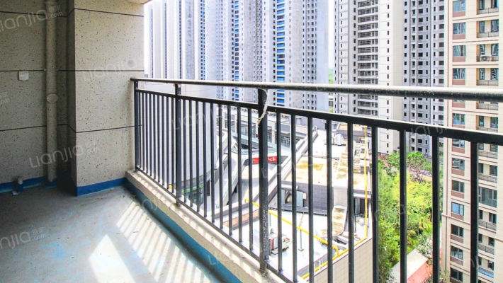 中骏世界城小区 交通便利 小区环境干净舒适 适合居住-阳台
