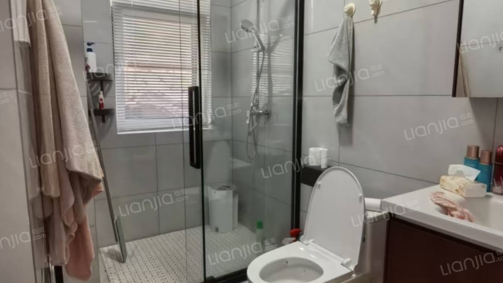 哈佛小镇子 大院子  还是精装修  您说哇塞不哇塞吧-卫生间A