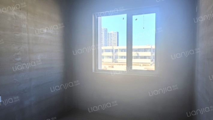 钻石商圈，双卧朝南，双卫生间，客厅带阳台，购物便捷-卧室C