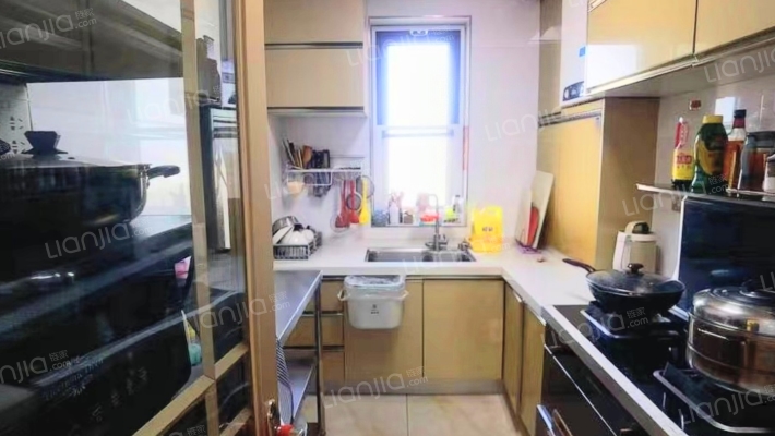 此房精装修，正规四居室，拎包入住 ，诚意出售-厨房