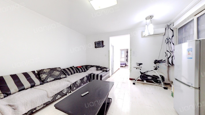 繁华路段小区，带装修，满二，税费低-客厅