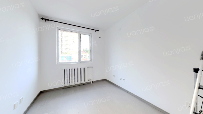 平安D区三居室，精装修，单价低，诚意出售。。。-卧室C