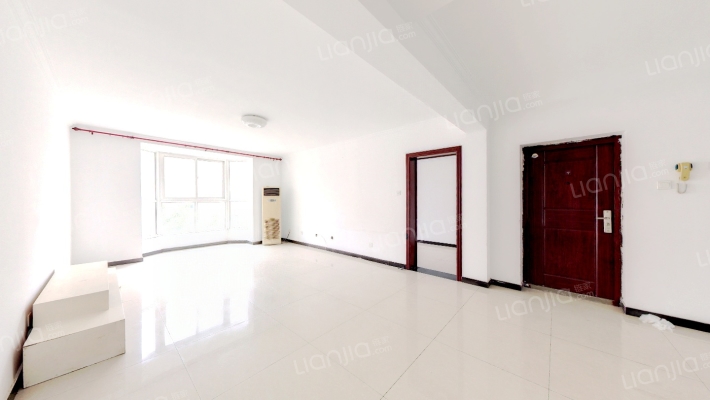 此房房本满五，南北双通透户型，公摊面积小-客厅