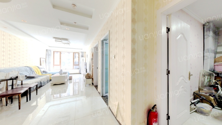 房本满两年，精装自住标准，采光无遮挡-客厅